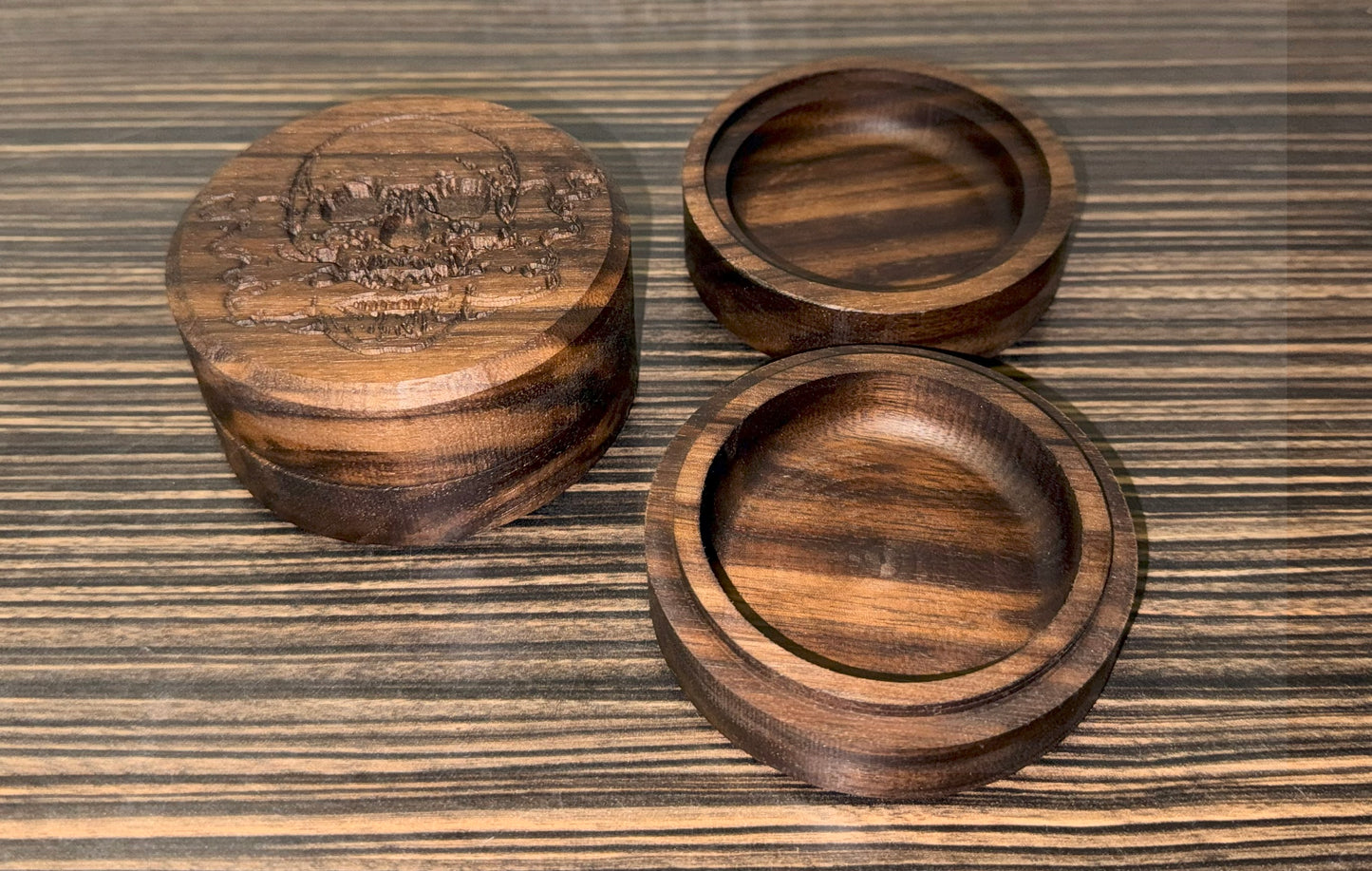 Small round box/Rose and skull