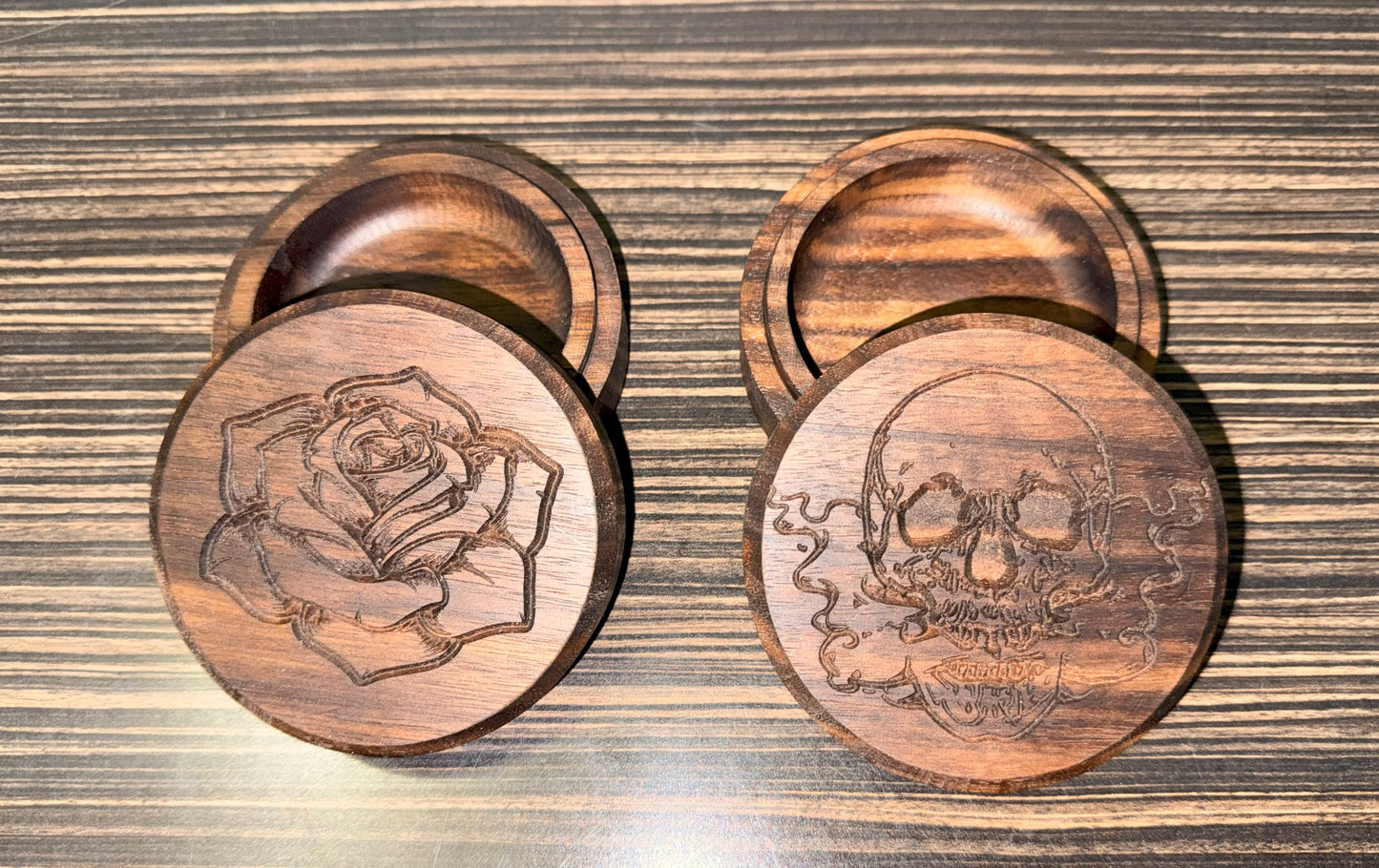 Small round box/Rose and skull
