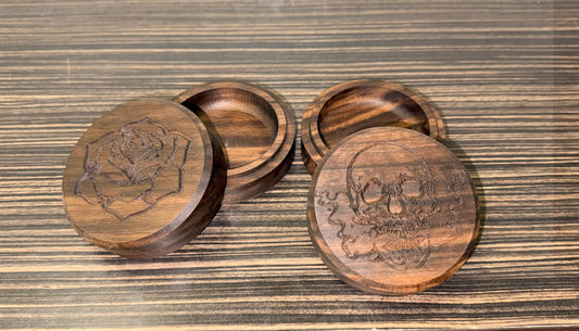 Small round box/Rose and skull